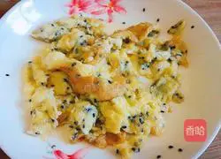 Spinach, scrambled eggs and black sesame seeds Practice illustration 8