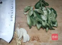 Illustration of how to make fried onions and eggs 3