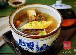 Illustration of how to stew spring bamboo shoots with plum meat bones 9