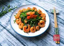 Illustration of how to make fried chive flowers with shrimps 18
