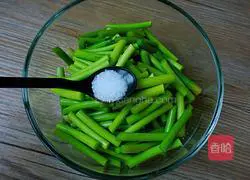 Illustration of how to stir-fry shredded pork with garlic moss 7