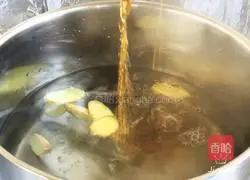 Illustration of how to stew spring bamboo shoots with plum meat bones 4