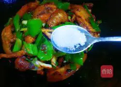 Illustration of how to make twice-cooked pork with green garlic 13