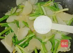 Illustration of how to stir-fry beef with celery and radish 12