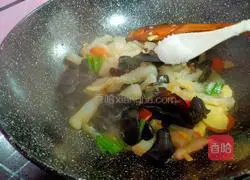 Illustration of how to stir-fry tendons with black fungus 10