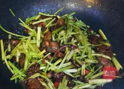 Illustration of how to stir-fry pork liver with celery 8