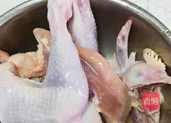 Illustration of how to make chestnut roast chicken 1