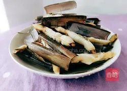 Illustration of how to make scrambled eggs with razor clams 5