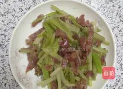 Illustration of how to make fried sausage with celery 8