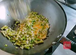 Stir-fried spring bamboo shoots Illustration of how to make eggs 6