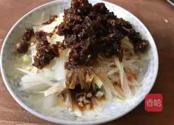 Illustration of how to make mushroom sauce mixed with shredded radish 7