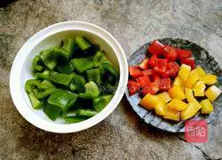 Illustration of how to make diced chicken with colored pepper 3