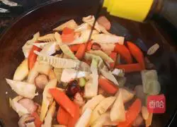 Illustration of how to stir-fry spring bamboo shoots and marinated meat 11