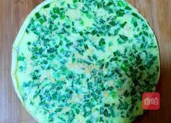 Illustration of how to make leek and shrimp skin egg pancake 4