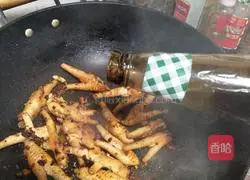 Illustration of how to make spicy chicken feet 9