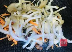 Illustration of how to make sausage, oyster mushrooms and scrambled eggs 4