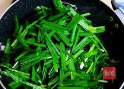 Illustration of how to make fried leeks with enoki mushrooms 18