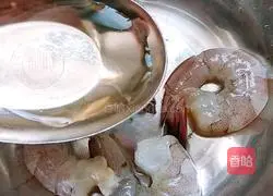 Illustration of how to make shrimp and meatballs stuffed with carrots 3