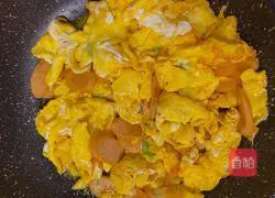 Illustration of how to make sausage and scrambled eggs 7