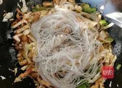 Illustration of how to make pickled cabbage, vermicelli and meat 10