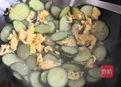 Illustration of how to make cucumber and scrambled eggs 5 