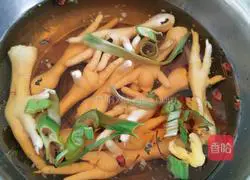 Illustration of how to make sauce chicken feet 1