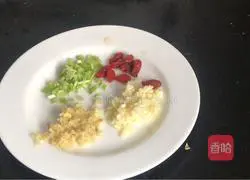 Illustration of how to steam crucian carp with wolfberry 4