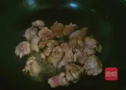 Illustration of how to make chestnut roasted chicken legs 3