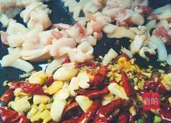 Illustration of how to stir-fry meat with dried chili 4