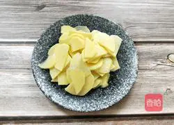 Illustration of how to make fried sausage with potato slices 3