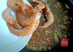 Illustration of braised prawns in oil 10