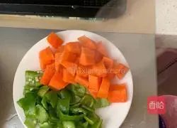 Illustration of how to stir-fry chicken breasts and diced chicken with carrots and peppers 2