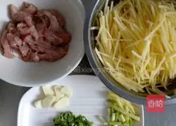 Shredded potatoes in a dry pot Illustration of how to do it 1