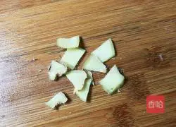 Illustration of how to make diced onion, green pepper and chicken legs 6