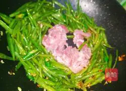 Illustration of how to make fried pork slices with green beans 7