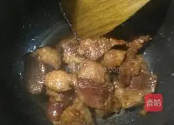 Illustration of how to make sauerkraut stewed pork belly 3