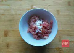 Illustration of how to make fried shredded pork with lotus root 2