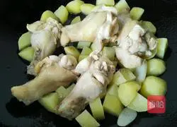 Illustration of how to make braised potato and chicken wing roots 5