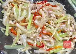 Illustration of how to stir-fry shredded pork with cabbage stems, celery and celery 18