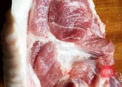 Illustration of how to make dry-fried short crispy pork 1