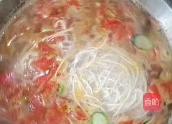 Illustration of how to make tomato, cucumber and egg noodles 7
