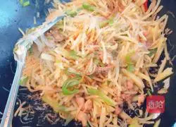 Illustration of how to make fried pork with shredded potatoes 12