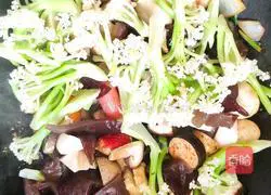 Illustration of how to make spicy hot pot with instant noodles seasoning 10