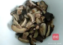 Illustration of how to stir-fry pork belly with dried mushrooms 4