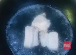 Illustration of how to make twice-cooked pork with garlic sprouts 2