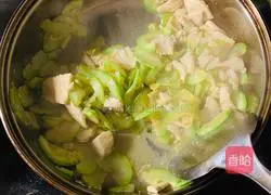 Illustration of how to make stir-fried chicken breast and melon 4