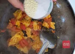 Illustration of how to make scrambled eggs with tomatoes 8