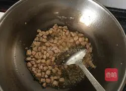 Illustration of how to stir-fry edamame with diced meat 5