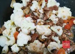 Illustration of how to make stir-fried cauliflower with meat 18