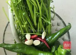 Illustration of how to make fried meat with celery 2